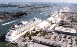Barco crucero arribando al Puerto de Miami 